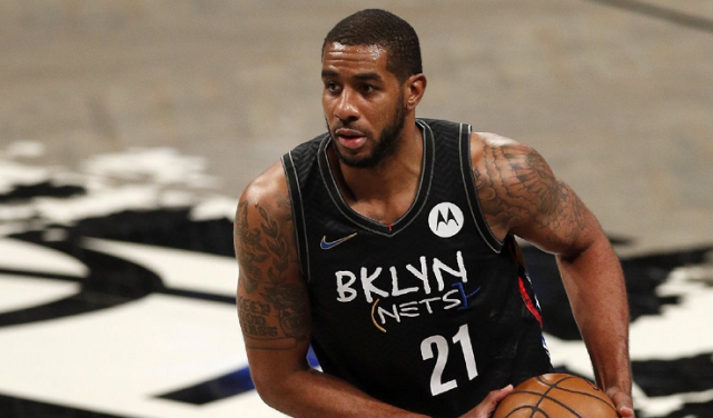 却出现了些 却出现了些