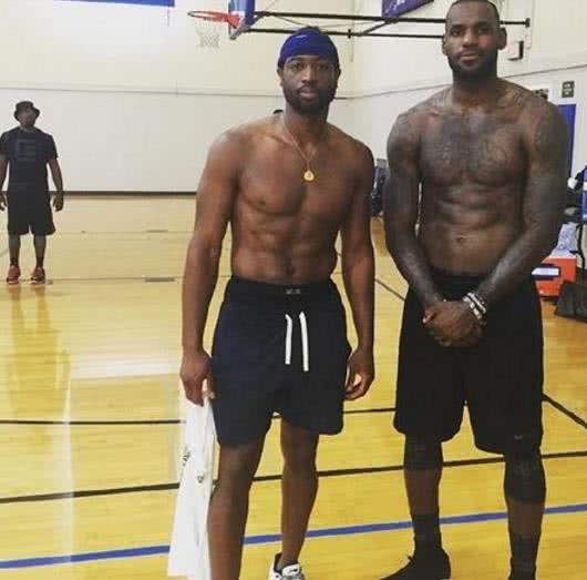 双手握住上 双手握住上