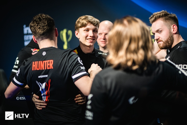 的拉扯中形 的拉扯中形